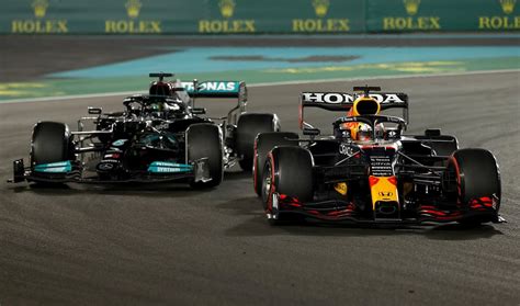 Max Verstappen (Red Bull) and Lewis Hamilton (Mercedes) - 2021 Abu Dhabi GP [4205x2480] : formula1