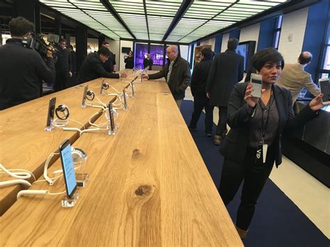 Here's Samsung's trendy answer to Apple Stores in New York - CNET