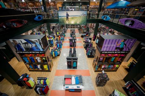 Dick’s Sporting Goods to Revamp Stores to Appeal More to Women - Bloomberg