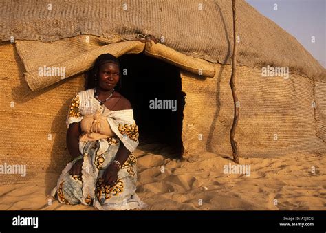 Moor woman at her homestead, Sahara desert, Timbuktu, Mali Stock Photo ...