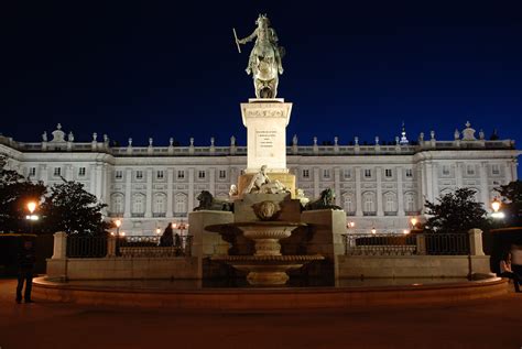 File:Madrid Royal Palace at Night.JPG