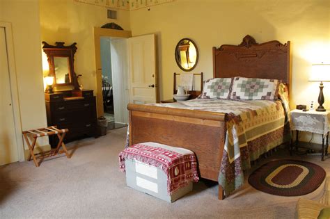 Colonial Room - Jailer's Inn Bed & Breakfast