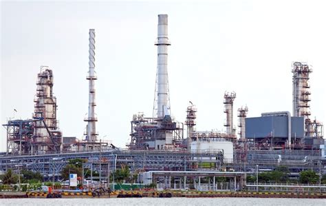 Premium Photo | Oil refinery plant