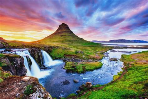 【世界の絶景 vol.2】無数の滝が演出する、ファンタジーのような世界 | Tourism day, Iceland travel, Cool places to visit