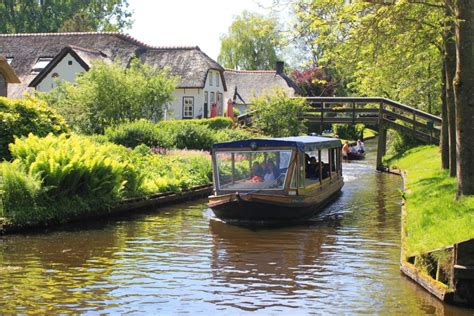 Visit Giethoorn, the picturesque Dutch village with no roads - Bunch of Backpackers