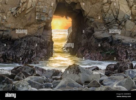 Arch keyhole arch hi-res stock photography and images - Alamy