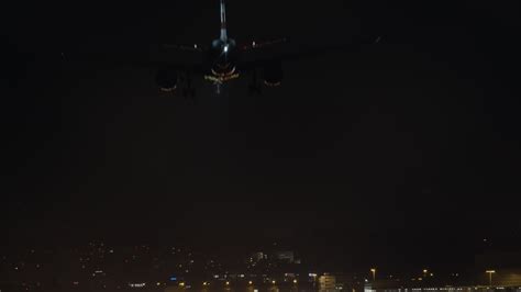 Landing airplane at night 28562373 Stock Video at Vecteezy