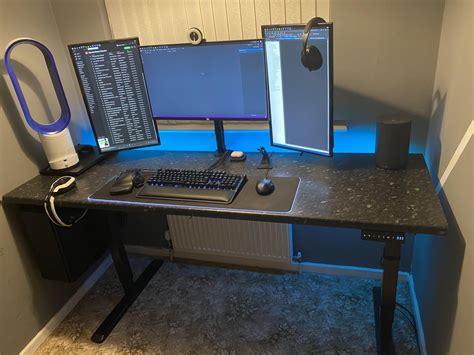 Triple monitor standing desk set up : StandingDesk