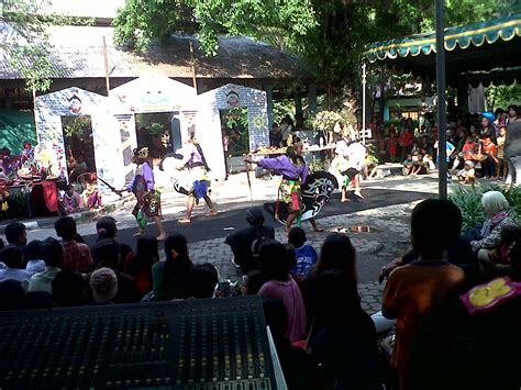 Best Travel Destinations: Jaran Kepang aka Jathilan: Traditional Dance from Java