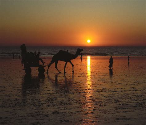 Sunset on Juhu Beach, Mumbai | Juhu Beach, which faces west,… | Flickr