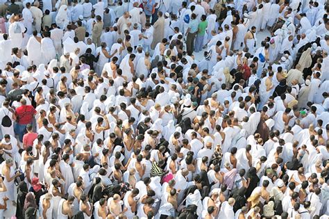 As temperatures climb, pilgrims ascend Mount Arafah for haj climax ...