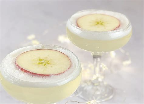 Apple And Honey Gin Prosecco Cocktail With Elderflower Foam