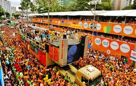 animacao e folia atras dos trios eletricos agitam o carnaval baiano