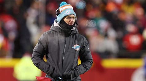 Dolphins HC Mike McDaniel's Frigid Sideline Look Goes Viral on Social Media