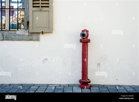 Hidrante antiguo y una ventana Fotografía de stock - Alamy