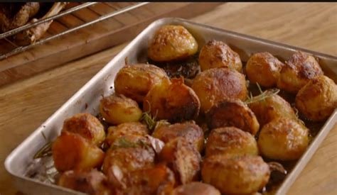 Jamie Oliver perfect roast potatoes recipe on Jamie’s Cracking ...