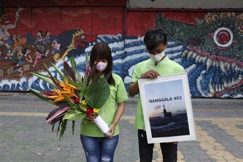 Crew declared dead as lost Indonesian submarine found broken into pieces | CBC News