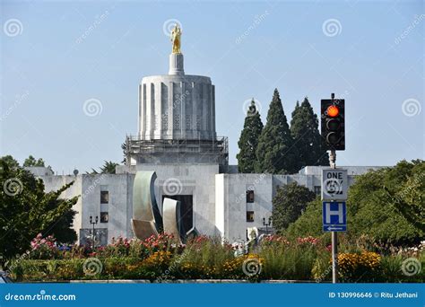 Oregon State Capitol in Salem Stock Photo - Image of golden, monument ...