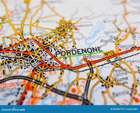 Ville De Pordenone Au-dessus D'une Carte De Route ITALIE Image stock ...