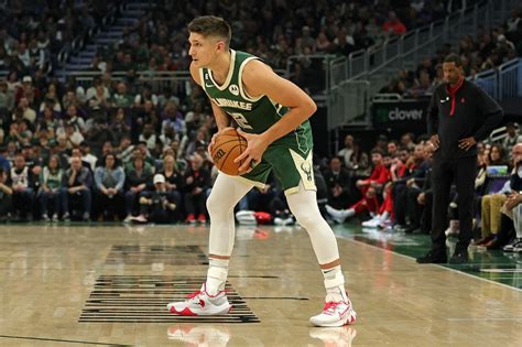 NBA: Grayson Allen breaks tie late to lift Bucks over Knicks | Inquirer ...