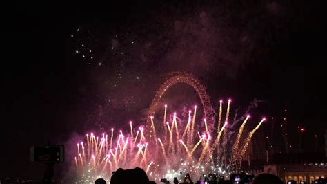 Countdown to London's 2017 NYE Fireworks from Westminster Bridge (White Area) - 1080p 30fps ...