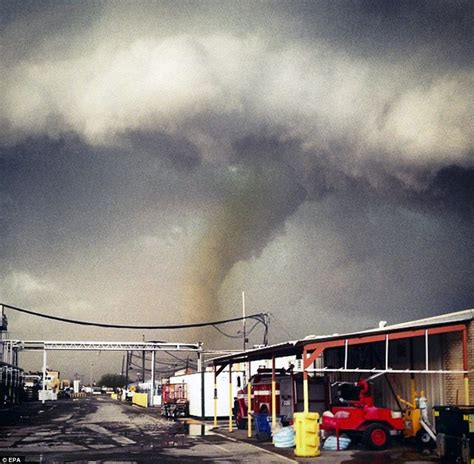 Storm chasers capture moment scattered tornadoes sweep through Oklahoma on video | Daily Mail Online