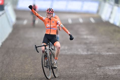 Cyclo-cross World Championships: Van Empel wins U23 women's title | Cyclingnews