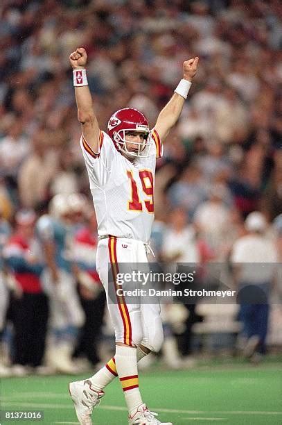 Joe Montana Chiefs Photos and Premium High Res Pictures - Getty Images