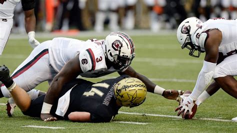 South Carolina football: Javon Kinlaw suffers injury v Vandy | The State