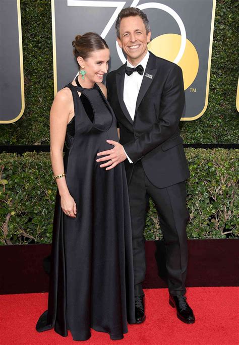 Golden Globes 2018: Seth Meyers and Pregnant Wife Walk Red Carpet