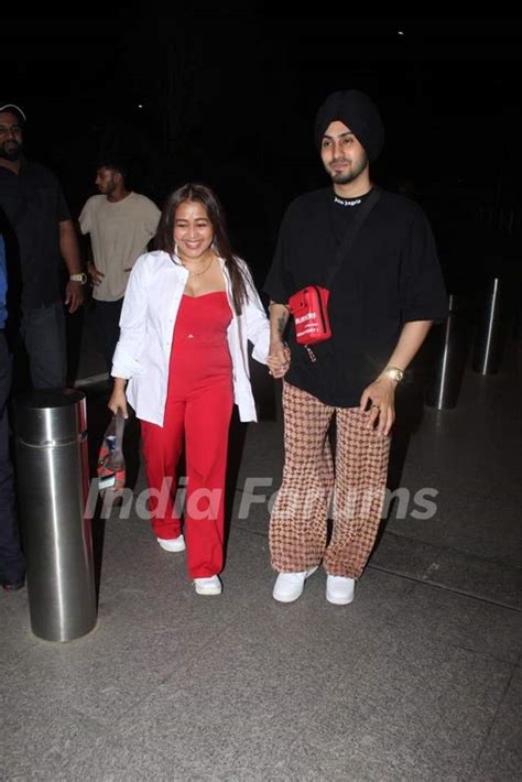 Neha Kakkar and Rohanpreet Singh spotted at the airport Photo