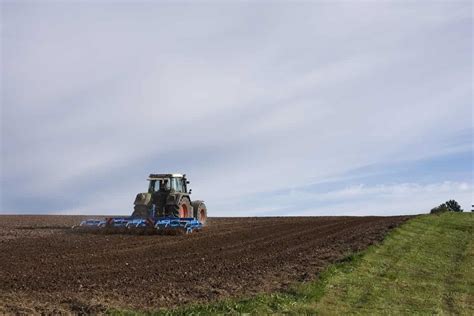 How HMT Tractors Helping Indian Agriculture - A Farmer Guide