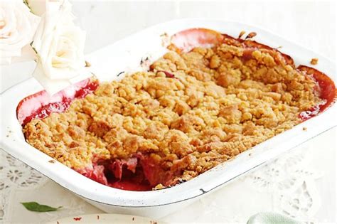 Apple and rhubarb crumble | Recipe | Rhubarb crumble, Rhubarb crumble recipes, Rhubarb and apple ...