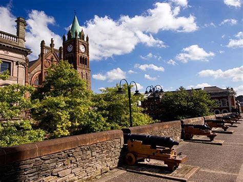 Derry City Walls Walking Tour - See the oldest intact 400 year old set of city walls in Ireland & UK