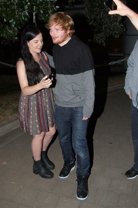 Ed Sheeran Enjoys Dinner ate River Torrens – Celeb Donut