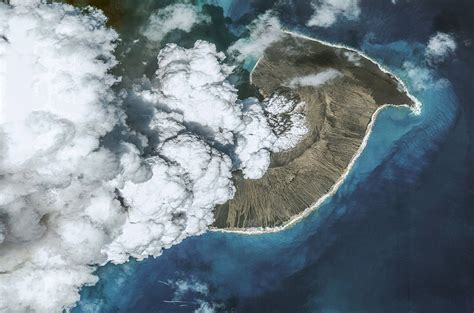 Massive undersea eruption filled atmosphere with water | Science | AAAS