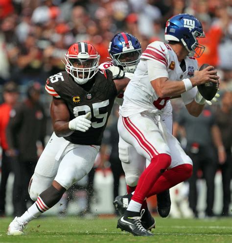 Myles Garrett injury update: Browns DE 'day to day' with foot issue - Yahoo Sports