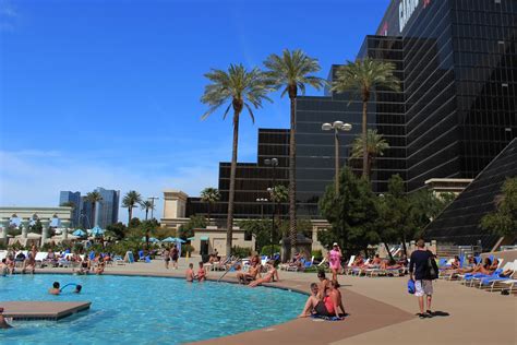 J2TravelGuide: Vegas Pools: MGM Hotels' Resort Pools