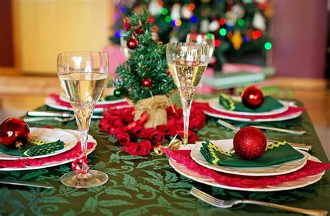 9 Festive Christmas Dinner Party Ideas - Peerspace