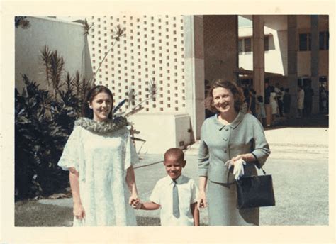 Young Barack Obama at University of Hawaii with his mother and ...