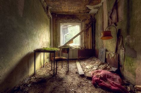 15 Photos of Abandoned Bedrooms I Found While Exploring