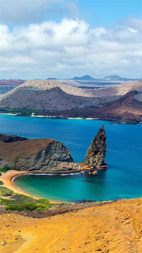 Two beaches and mountain on Bartolomé Island in the Galápagos Islands ...