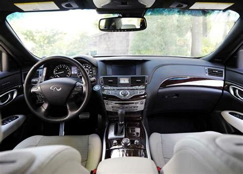 2017 Infiniti Q70 Interior