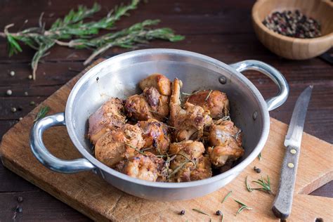 Coniglio arrosto in padella, ricetta semplice e affidabile