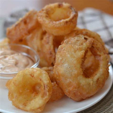 Beer Battered Onion Rings with Dipping Sauce | Small Town Woman