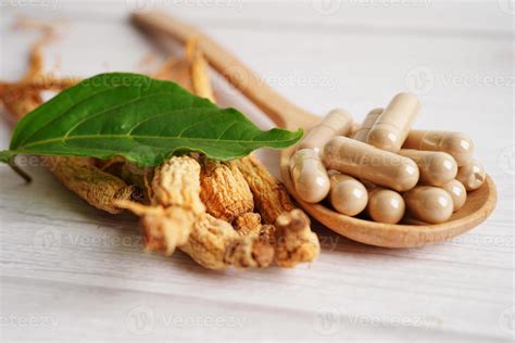 Ginseng roots and green leaf, healthy food. 16395488 Stock Photo at ...