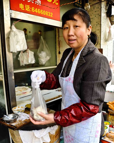 Life on Nanchang Lu: Shanghai Street Food #27 Breakfast Boules: Cí Fàn 糍饭