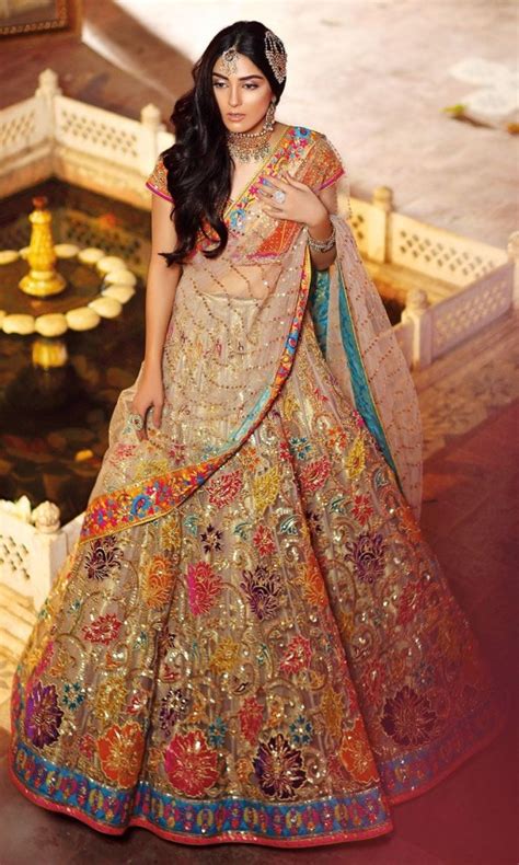 Popular Bridal Mehndi Dresses 2018 Beautiful Designs - StyleGlow.com