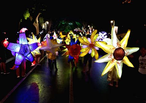 PHILIPPINES-QUEZON-LANTERN PARADE