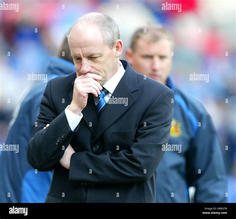 Reading' manager Steve Coppell shows his dejection as his teams miss ...